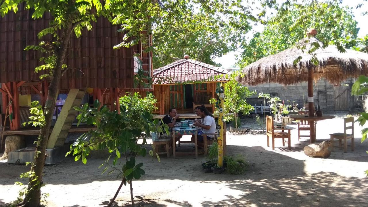 Harry'S Ocean House Watukarung Homestay Kalak エクステリア 写真