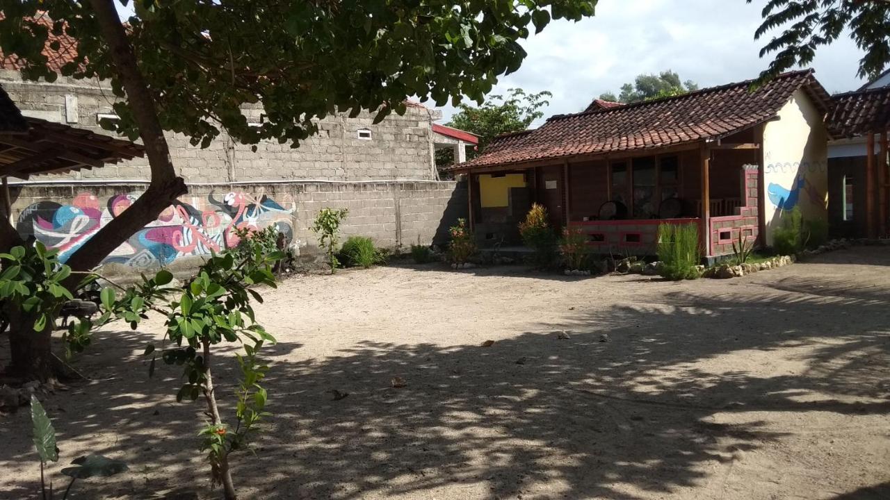 Harry'S Ocean House Watukarung Homestay Kalak エクステリア 写真