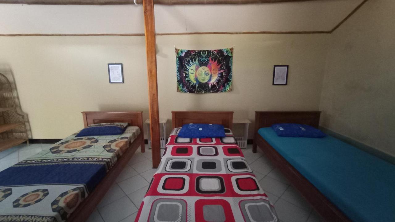 Harry'S Ocean House Watukarung Homestay Kalak エクステリア 写真
