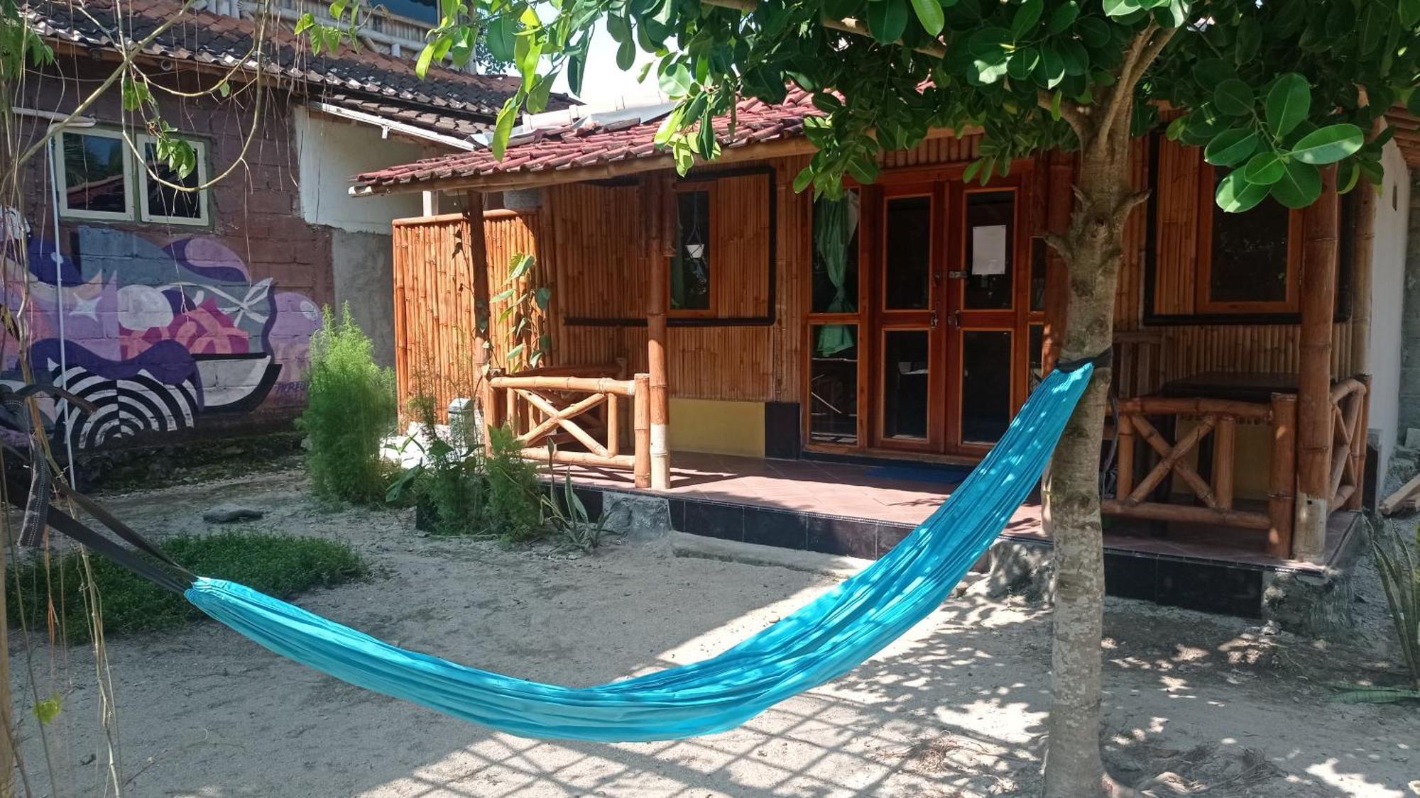Harry'S Ocean House Watukarung Homestay Kalak 部屋 写真