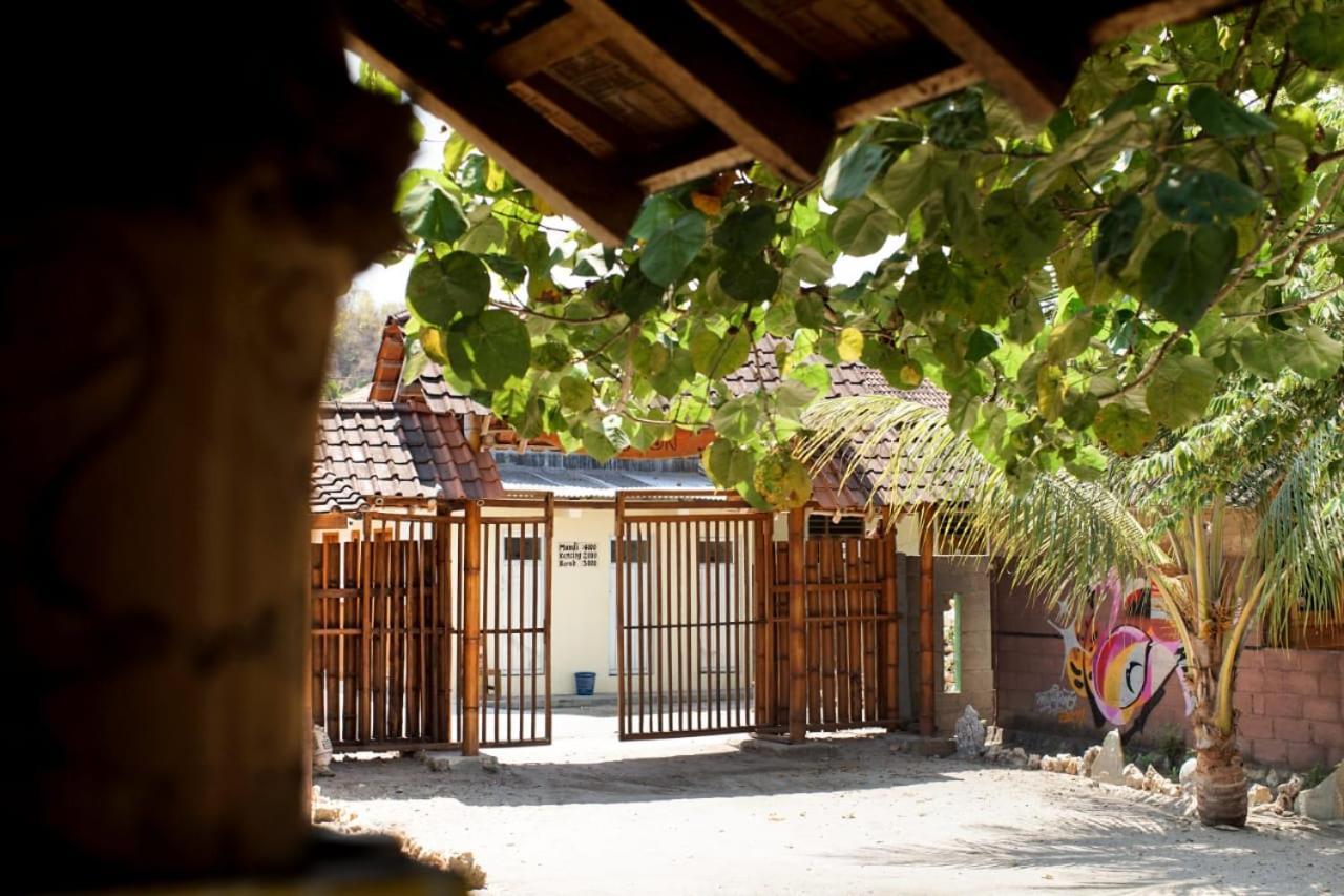 Harry'S Ocean House Watukarung Homestay Kalak エクステリア 写真