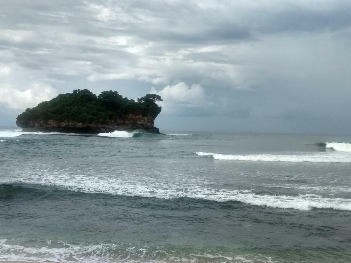 Harry'S Ocean House Watukarung Homestay Kalak エクステリア 写真