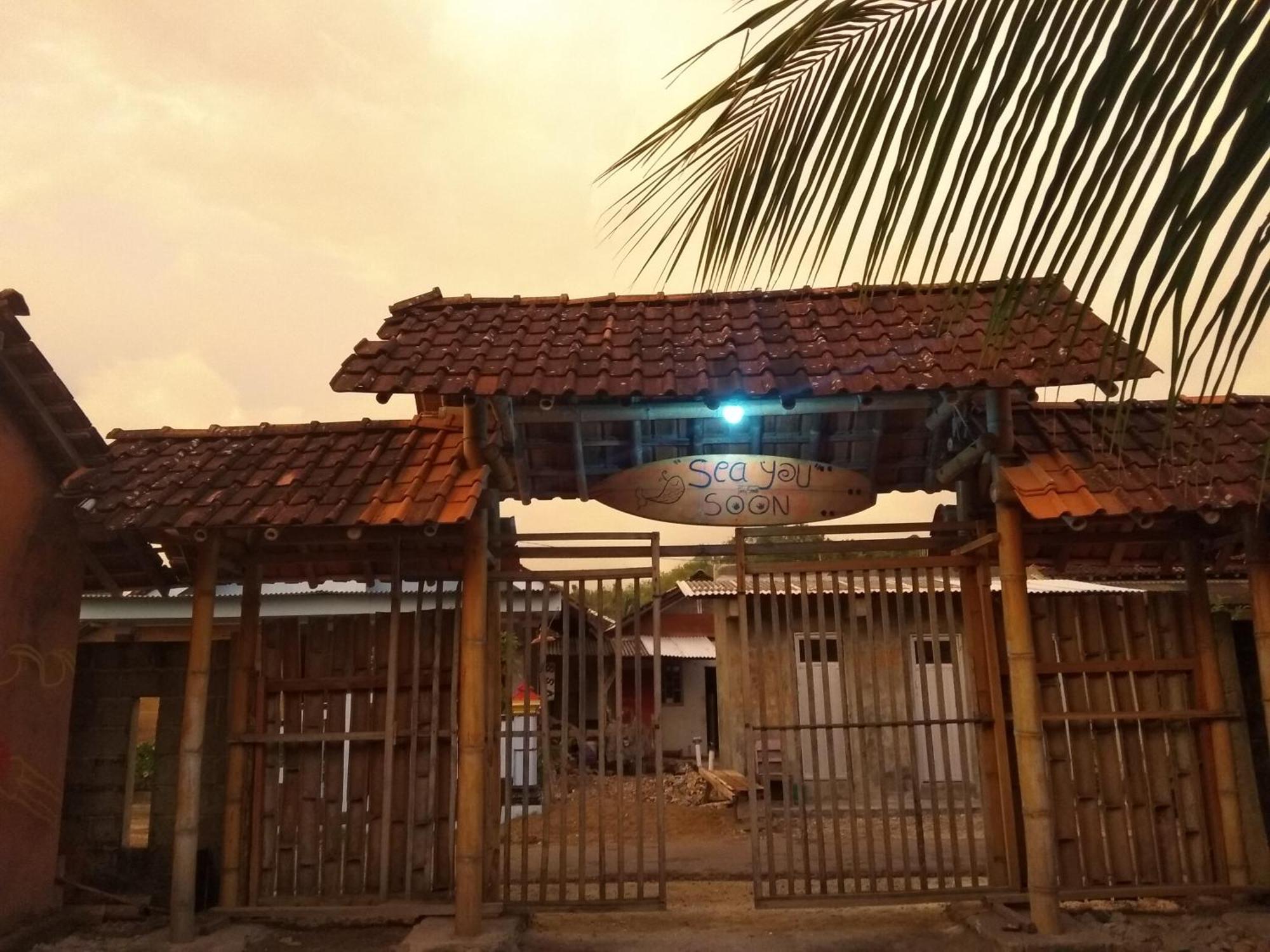 Harry'S Ocean House Watukarung Homestay Kalak エクステリア 写真