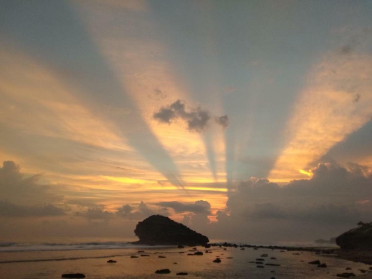 Harry'S Ocean House Watukarung Homestay Kalak エクステリア 写真