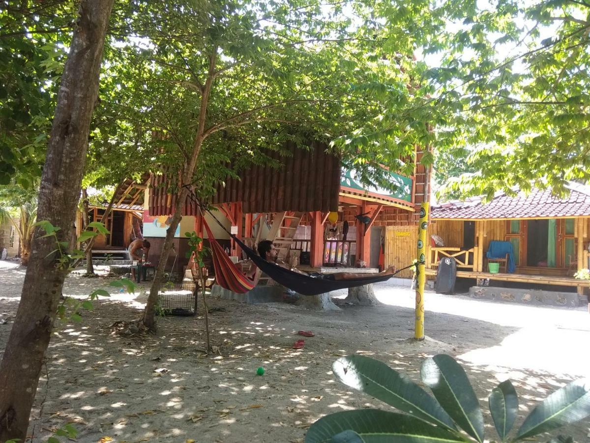 Harry'S Ocean House Watukarung Homestay Kalak エクステリア 写真
