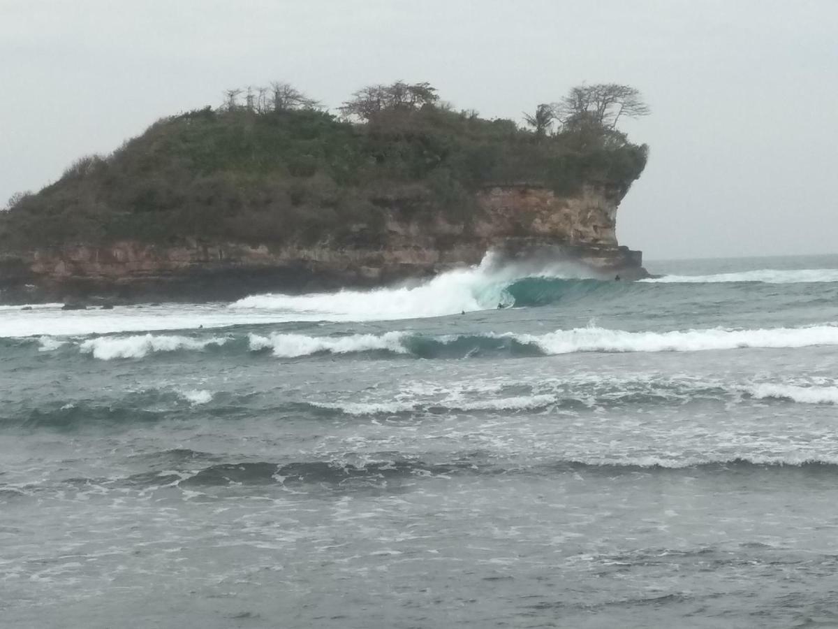 Harry'S Ocean House Watukarung Homestay Kalak エクステリア 写真